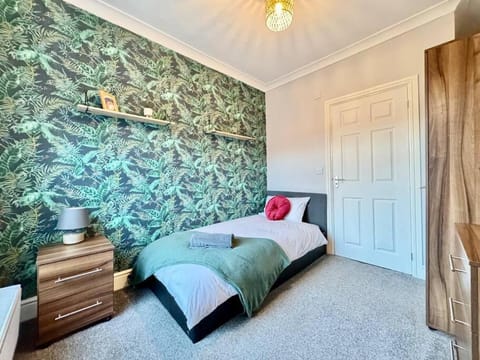 4 Bedroom Home All En-Suites with Garden in Doncaster House in Doncaster