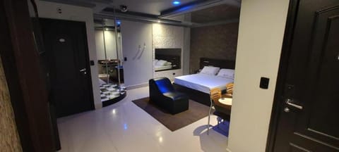 Bed, Photo of the whole room, Bedroom, air conditioner