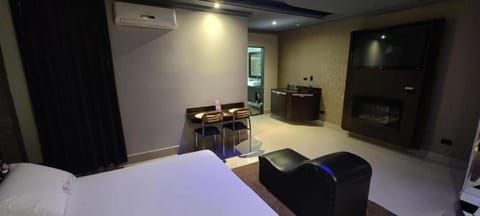 TV and multimedia, Dining area, Entertainment, fireplace, minibar