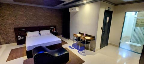 Bed, Photo of the whole room, Dining area, Bedroom, minibar, towels, air conditioner