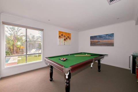 Zeally Sands Pool Retreat House in Torquay