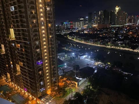 2BR tower3 Sunshine100 Pool Billiard 70 inches TV Karaoke Apartment in Mandaluyong