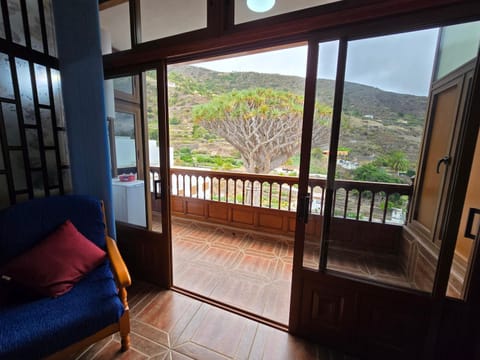 View (from property/room), Balcony/Terrace, Living room, Mountain view