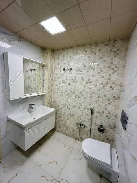 Shower, Toilet