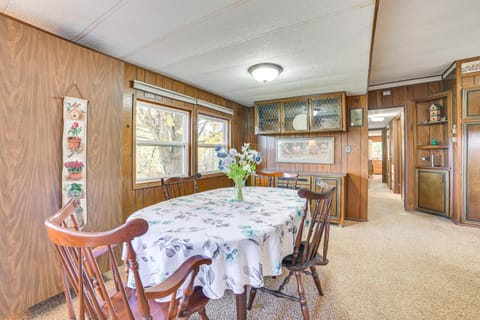 3 Mi to Lake Michigan Pet-Friendly Home! Casa in Bear Creek