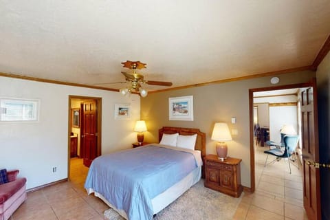 Bed, Photo of the whole room, Seating area, Bedroom, Mountain view