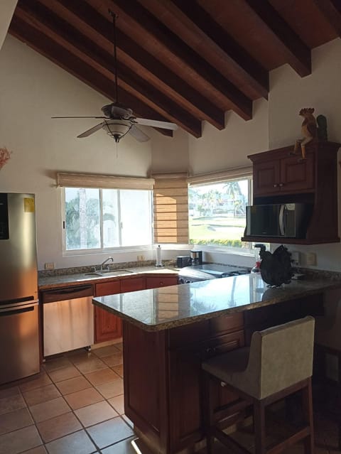 Kitchen or kitchenette, Dining area, fireplace, minibar, pet friendly, stove