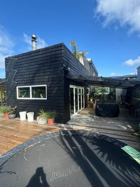 Electric Waihi Beach House - family & dog friendly, close to beach, pool table, outdoor fire room, skate ramp House in Bay Of Plenty