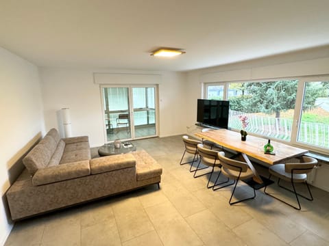 TV and multimedia, Living room, Seating area, Dining area