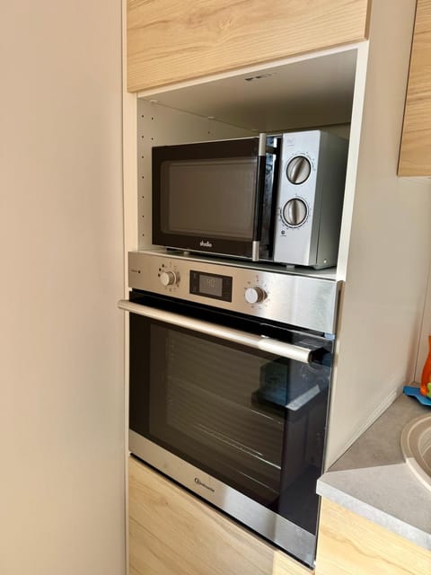 Kitchen or kitchenette, microwave, oven