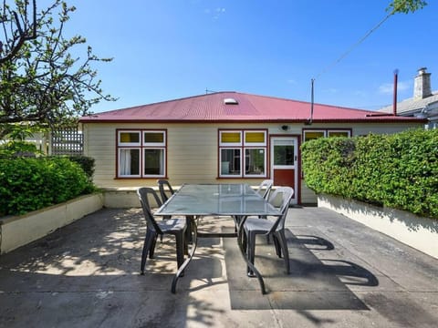 Santos 20th century cottage Casa in Burnie