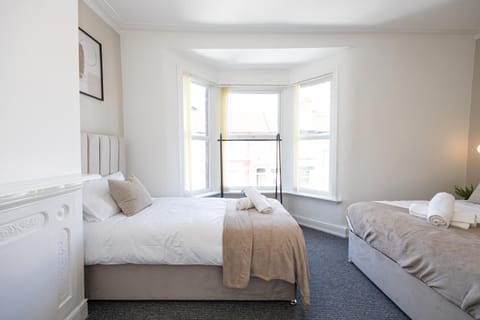 New Listing Stunning Liverpool Abode Lounge Room Sleeps 9 House in Liverpool