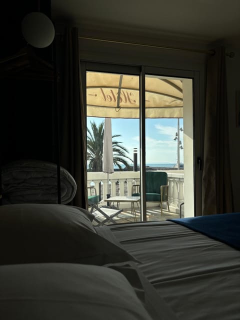 Bed, View (from property/room), Balcony/Terrace, Photo of the whole room, Bedroom