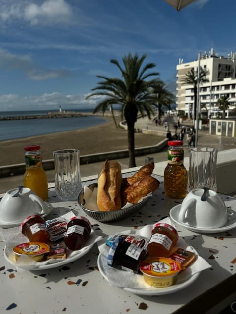 Food and drinks, Beach, Continental breakfast