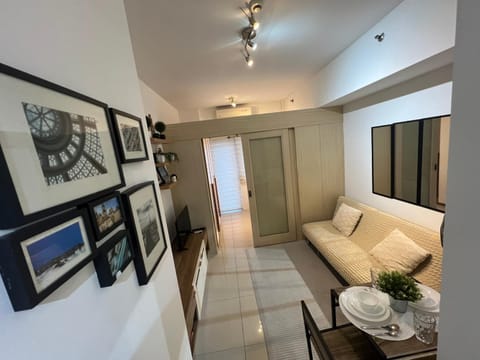 Makati High rise 1 Bedroom Condo with Balcony Apartment in Makati