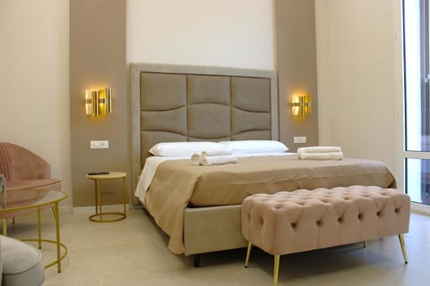 Bed, Photo of the whole room, Seating area, Bedroom