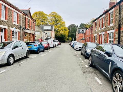 Central Three Bedroom Home House in Cardiff