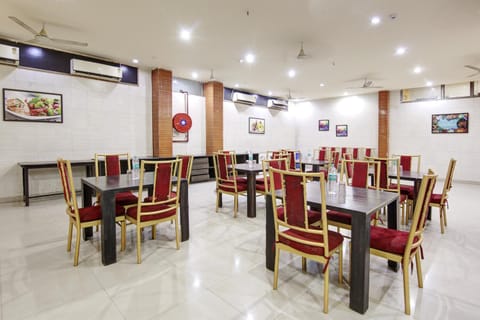 Restaurant/places to eat, Banquet/Function facilities, Seating area, Breakfast, Breakfast