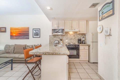 Kitchen or kitchenette, Living room, Seating area