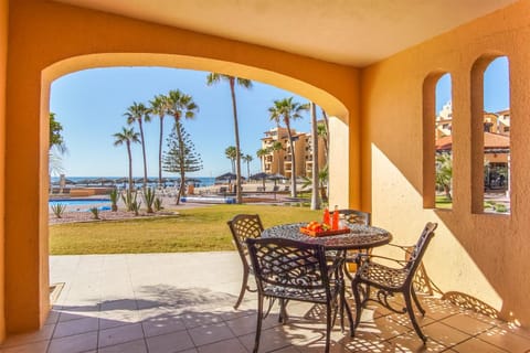 Dining area, Sea view, Swimming pool