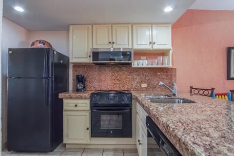 Kitchen or kitchenette, dishwasher, minibar, oven, stove