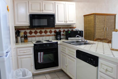 Kitchen or kitchenette, dishwasher, minibar, oven, stove