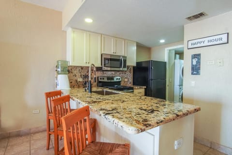 Kitchen or kitchenette, Dining area, minibar, oven, stove, toaster