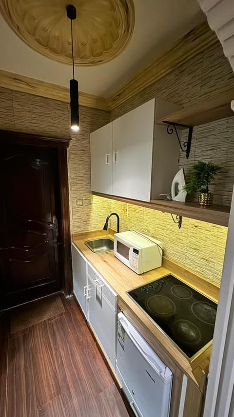 microwave, stove, kitchen