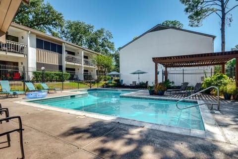 Walk to Pool and Lake Conroe Condo in Montgomery! Apartment in Lake Conroe