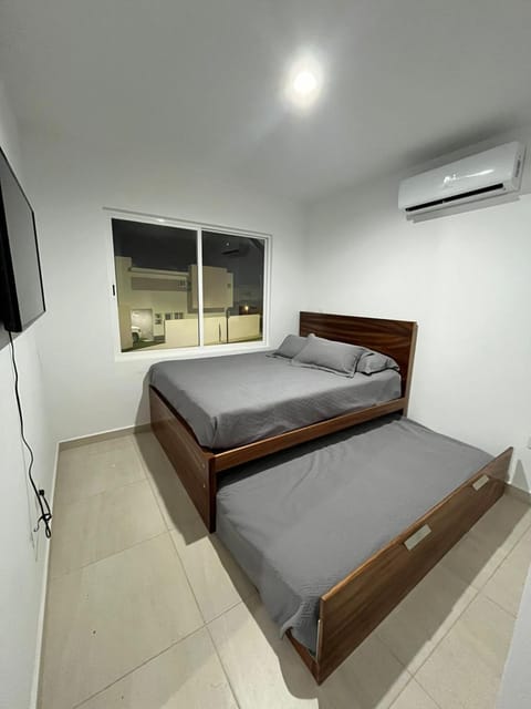 Bed, TV and multimedia, Photo of the whole room, Bedroom, air conditioner