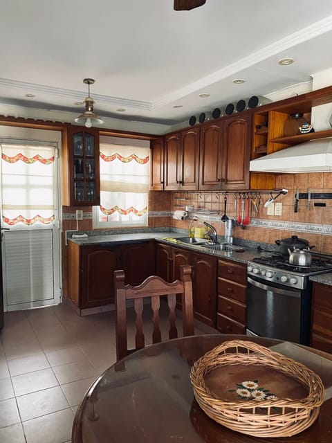 Kitchen or kitchenette, Dining area, minibar, oven, stove