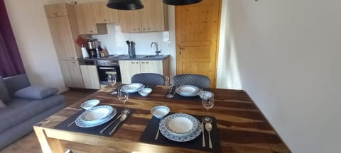 Kitchen or kitchenette, Dining area