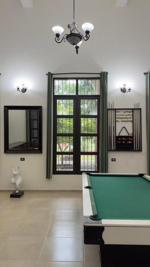 Billiard, Game Room