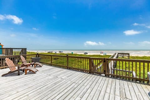 Oceanfront Home - Walk Out to Sand & Surf House in Surfside Beach