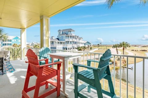 Open Airy Beautiful - Ocean AND Bay Views! House in Galveston Island