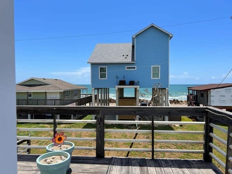 Filtered Ocean Views and Spectacular Surf Sounds! House in Alvin