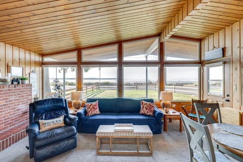 Bayfront Retreat with Private Beach in Birch Bay Maison in Birch Bay