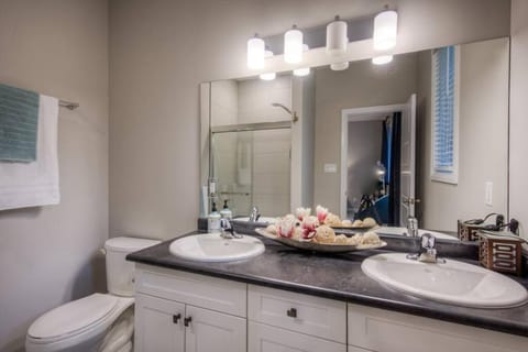 BRAND-NEW LUXURY SUITE in DOON SOUTH, min to 401 Casa in Cambridge