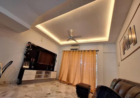 TV and multimedia, Living room, Seating area, air conditioner