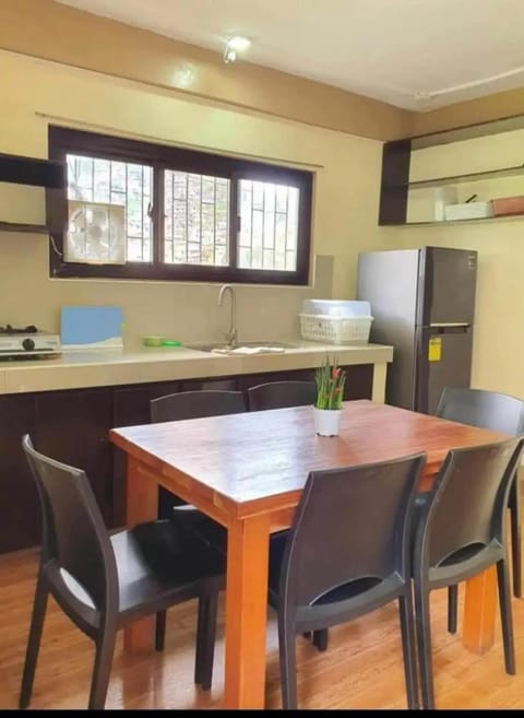 Mozzy Homes- BisRot Transient House Bed and Breakfast in Baguio