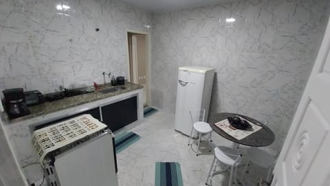 Kitchen or kitchenette, minibar, oven