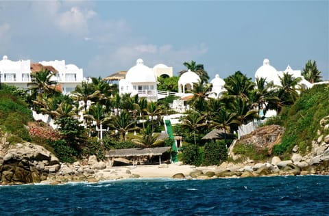 Property building, Day, Neighbourhood, Natural landscape, Beach, Sea view