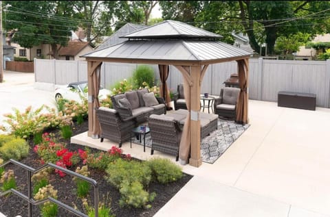 Property building, Patio, Day, Garden, Seating area, Garden view