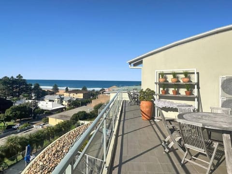 Penthouse - Unit 33 Avoca Palms Resort Apartment in Cape Three Points Road