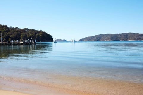 Beach Front House Outdoor Hot Tub Sauna Apartment in Patonga