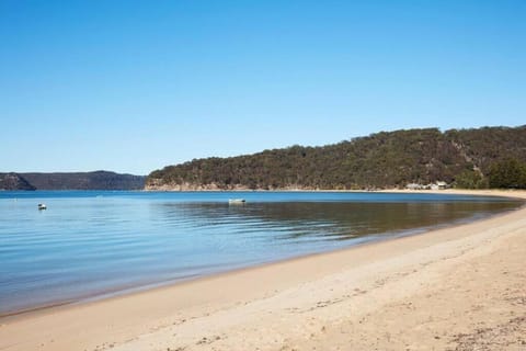 Beach Front House Outdoor Hot Tub Sauna Apartment in Patonga