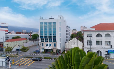 Property building, Day, Neighbourhood, Street view, Location, Parking