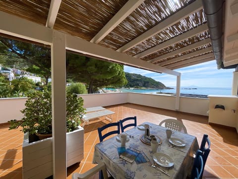 Natural landscape, View (from property/room), Balcony/Terrace, Dining area, Sea view