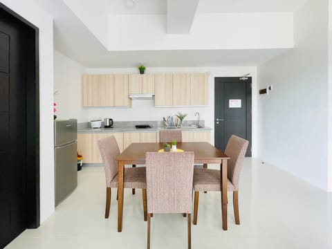 Kitchen or kitchenette, Seating area, Dining area