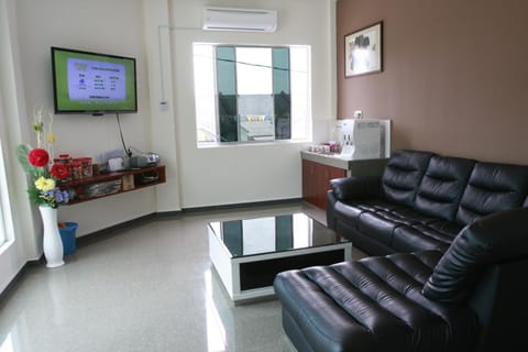 Communal lounge/ TV room, Lobby or reception